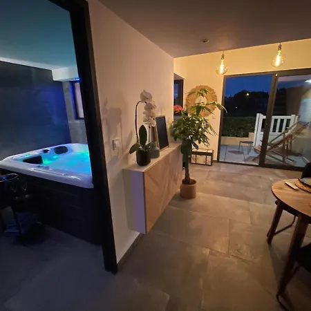 Апартаменты & Vue - Les O De Бандоль